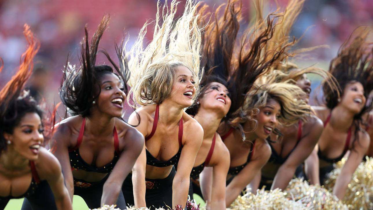 Cheerleader zu Escort gezwungen