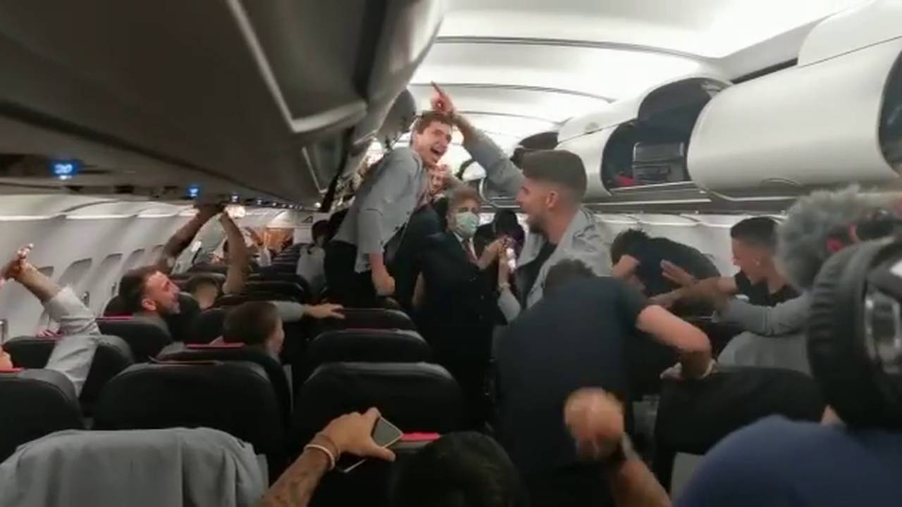 Flugzeug-Party: Italien feiert Leonardo Spinazzola nach Verletzung
