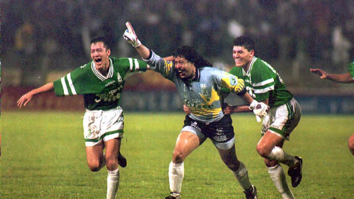 Der Kolumbianer Rene Higuita (M.) macht sich vor allem durch Ausflüge ins Mittelfeld und eine Hacken-Parade einen Namen. Higuita glänzt aber auch als Torschütze. Er hat am Ende seiner Karriere 41 Treffer - 37 per Elfmeter, 4 per Freistoß - auf dem Konto