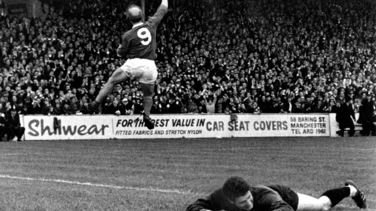 Sir Bobby Charlton ist mit 249 Toren bis heute der Rekordschütze der Red Devils. Darüber hinaus wurde er Zeuge der größten Tragödie des Vereins