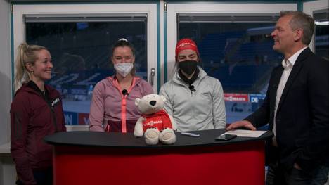 Moderator Tom Weiler und Biathlon-Expertin Maren Hammerschmidt begrüßen die Verfolgungssiegerin von Antholz Denise Hermann-Wick und Vanessa Voigt bei Viessmann Daheim. 
