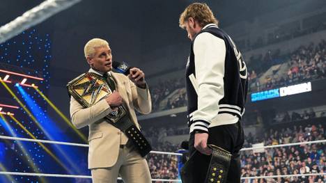 Logan Paul (r.) fordert WWE Universal Champion Cody Rhodes heraus