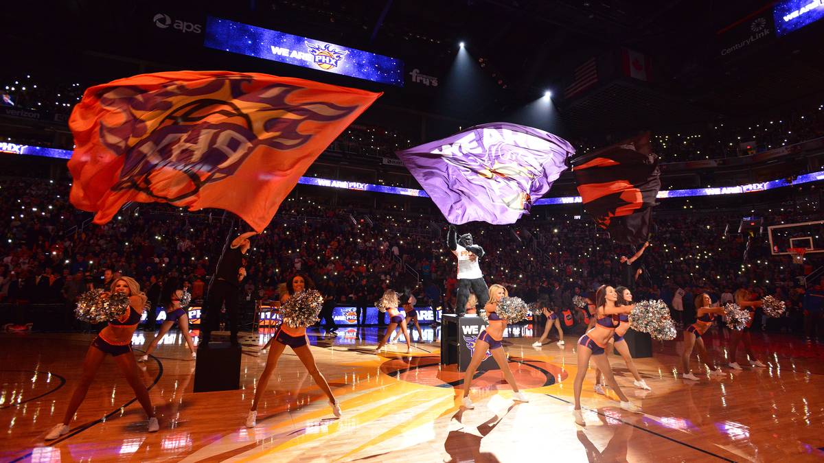 Der Champion kommt. In Phoenix bereiten die Suns-Cheerleader den Golden State Warriors einen farbenfrohen und lauten Empfang