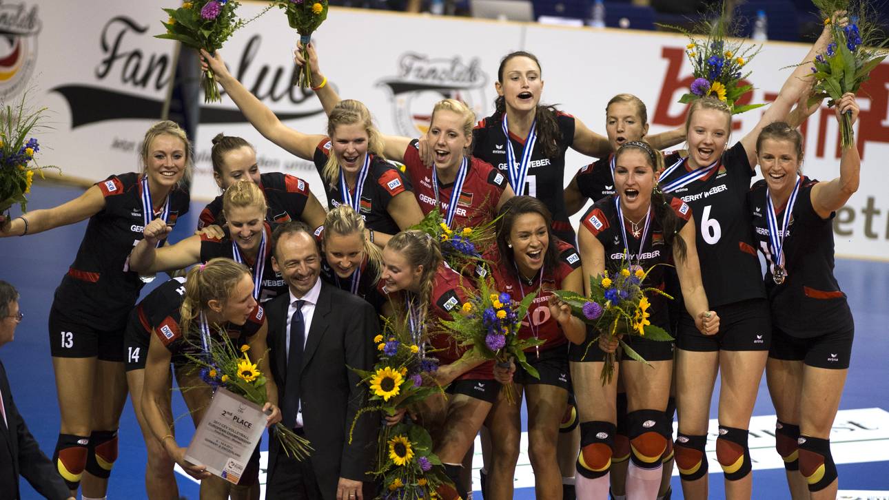 Mit Trainer Giovanni Guidetti gewannen die Schmetterlinge bei der EM 2013 die Silbermedaille