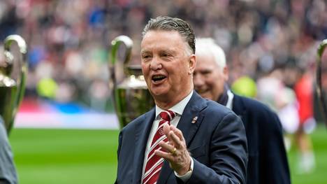 Louis van Gaal ist laut Medienberichten bereit, bei einer Anfrage des KNVB als niederländischer Nationaltrainer zurückzukehren, nachdem Ronald Koeman zurückgetreten ist.