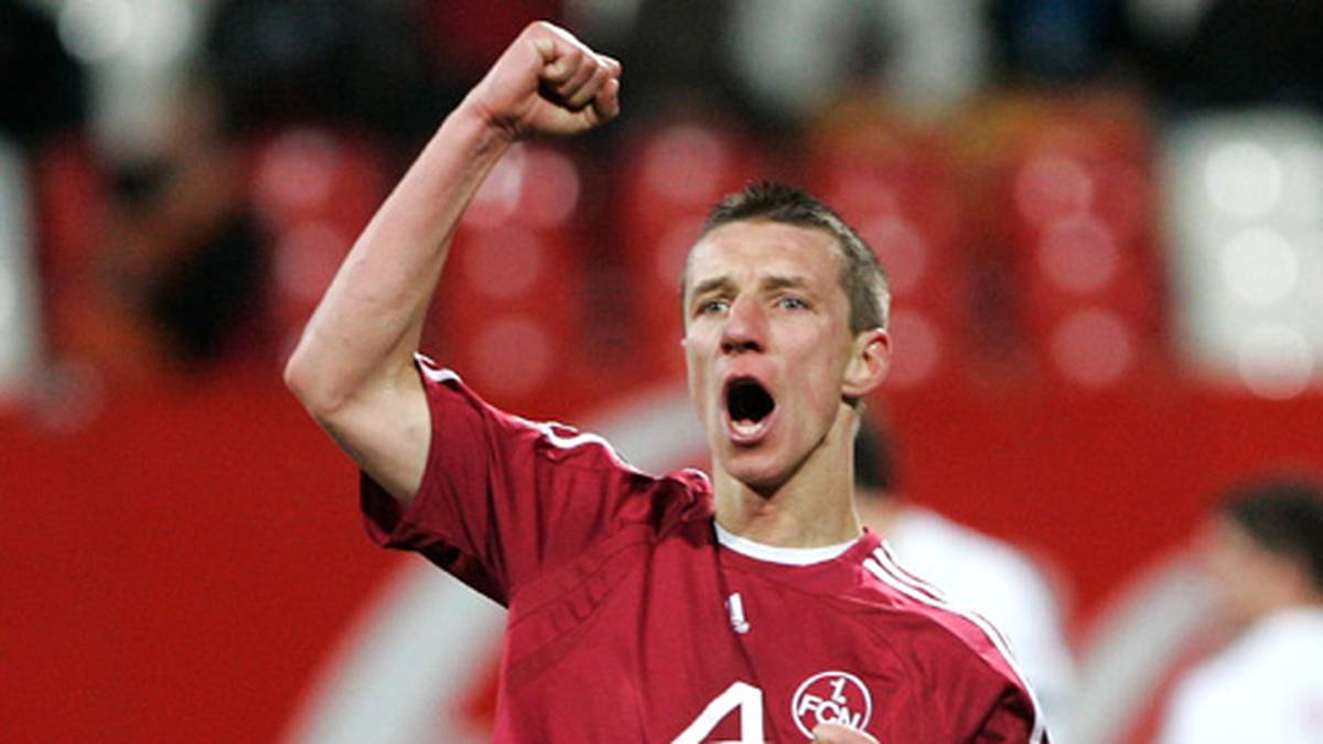 Das "Phantom" Marek Mintal erzielt 16 Treffer und führt die Franken in die Relegation gegen Cottbus. Am Ende steht der Aufstieg