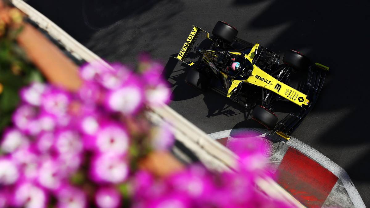 Beide Autos sind in der Folge stark beschädigt und müssen aus dem Rennen genommen werden. Eine krasse Dummheit, die einem Routinier wie ihm nicht passieren darf. In Barcelona geht's in der Startaufstellung deshalb auch drei Plätze nach hinten. Kwjat kann sich dafür allerdings nichts kaufen