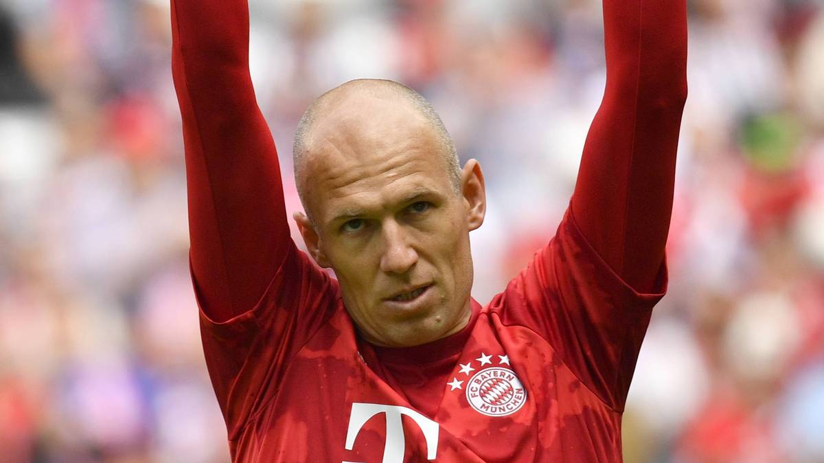 Als die Spieler auf den Platz kommen brandet lauter Applaus auf. Während des Aufwärmens wird im Stadion Robbens entscheidendes Tor im Finale der Champions League 2013 gezeigt. Robben hat Tränen in den Augen