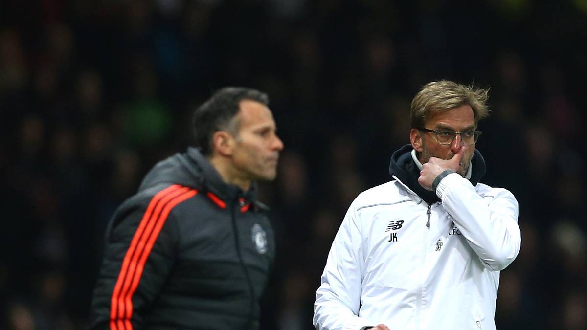 ManUnited Legende Ryan Giggs (l.) und Reds-Coach Jürgen Klopp verfolgen das Geschehen aus ihren jeweiligen Zonen