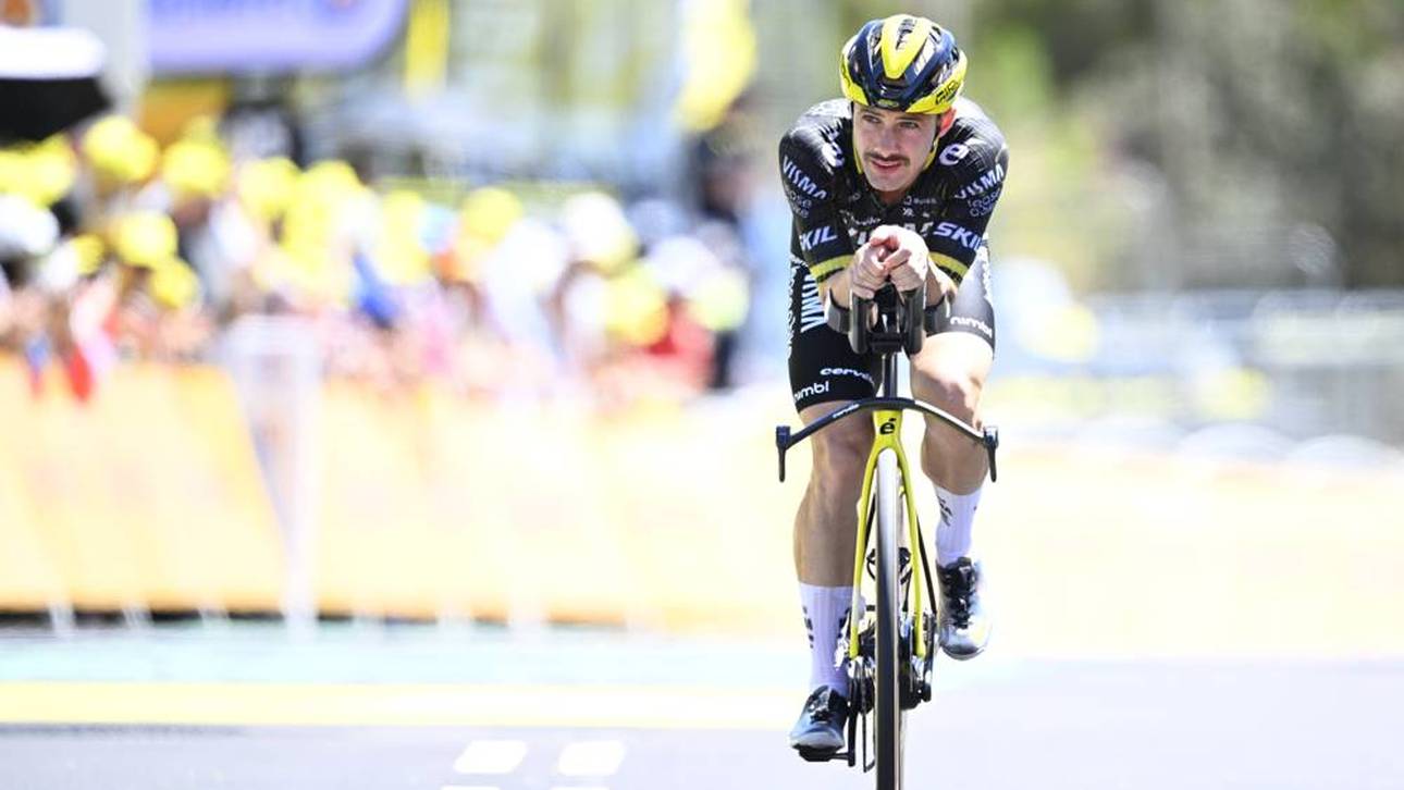 Der Belgier Victor Campenaerts vom Team Visma | Lease a Bike musste sich seiner Eis-Socken entledigen