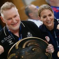 Tore Aleksandersen hat Krebs im Endstadium, ist aber trotzdem weiter Trainer der Volleyballerinnen aus Stuttgart - auch wenn ihn die Krankheit zunehmend einschränkt. Nun feierte er in Potsdam die Meisterschaft.