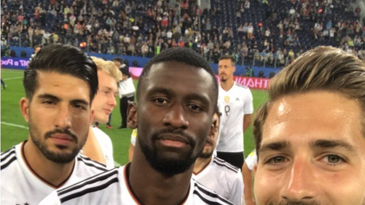 Auf dem Platz werden die ersten Selfies geschossen. Emre Can (l.) und Antonio Rüdiger (2.v.l.) geben sich ganz cool. Ersatztorhüter Kevin Trapp lächelt
