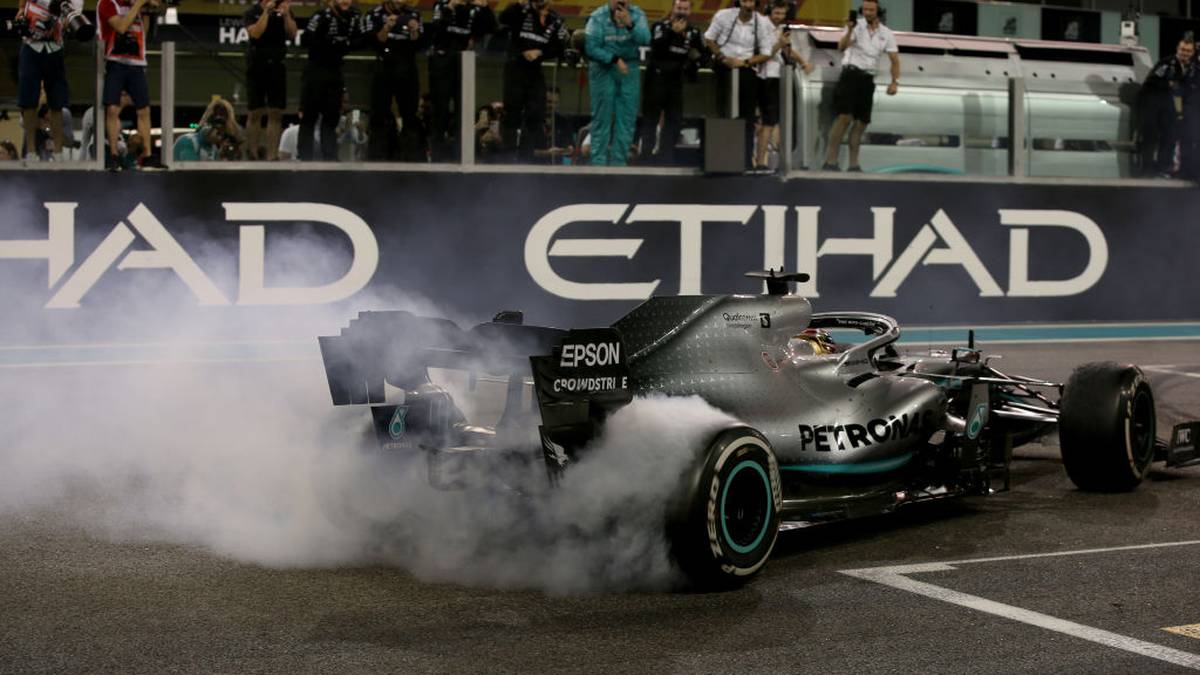 Nach dem Zieleinlauf beglückt Hamilton die Zuschauer mit ein paar "Donuts" und ließ die Reifen dabei ordentlich qualmen