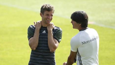 Thomas Müller (l.) hat bei Bundestrainer Joachim Löw weiterhin gute Karten