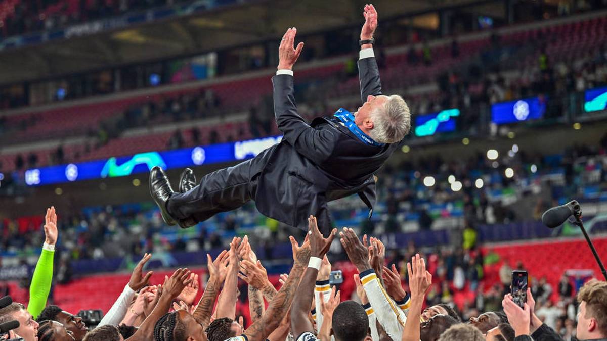 Real Madrid lässt Trainer Carlo Ancelotti nach dem Sieg in der Champions League hochleben