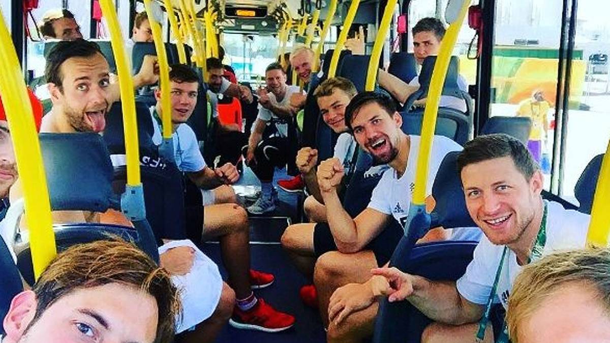Die deutschen Handballer feiern ihren Gruppensieg mit einem Selfie im Bus