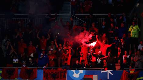 Die albanischen sowie die rumänischen Fans zündeten Pyrotechnik