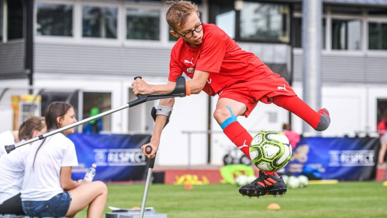 Podolski mit Fußballcamp für Amputierte