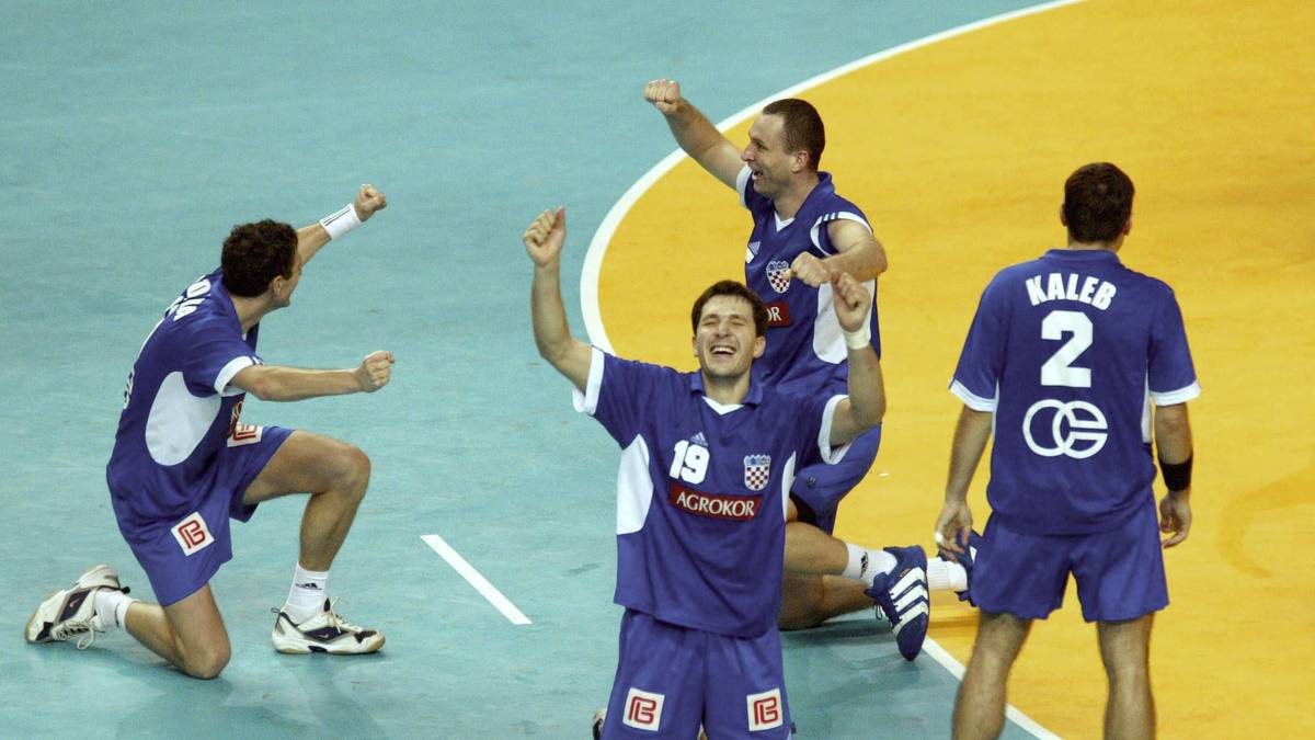 2003, KROATIEN: Am 2. Februar dürfen die Kroaten das erste und bislang einzige Mal den WM-Titel bejubeln. Das Team schlägt zunächst Spanien in einem wahren Halbfinal-Krimi nach zweifacher Verlängerung und anschließend im Finale Deutschland mit 34:31