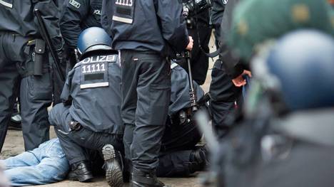 Die Polizei nimmt in Berlin 175 Randalierer fest