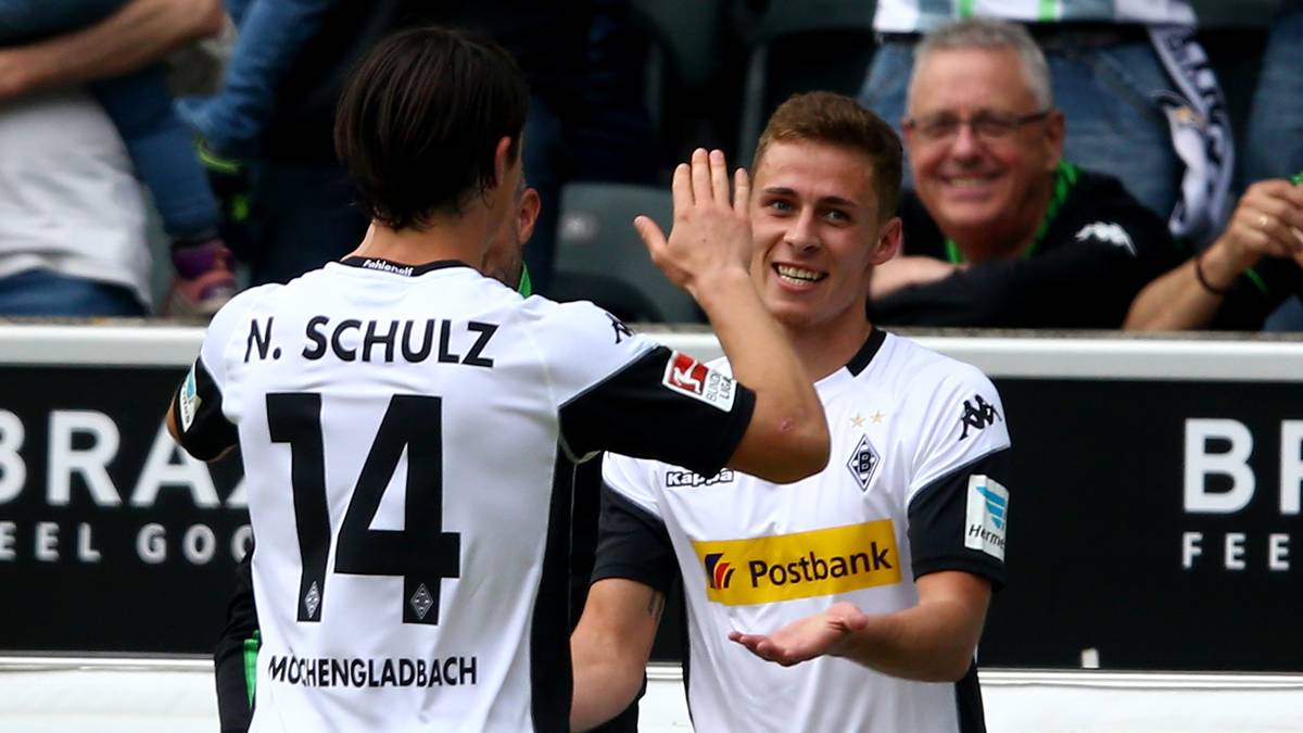 Es dauert bis hinein in die zweite Halbzeit, ehe die Borussia Darmstadts Abwehr überwindet. Dann ist Thorgan Hazard (r.) zur Stelle, dessen Hereingabe unberührt in den Maschen landet