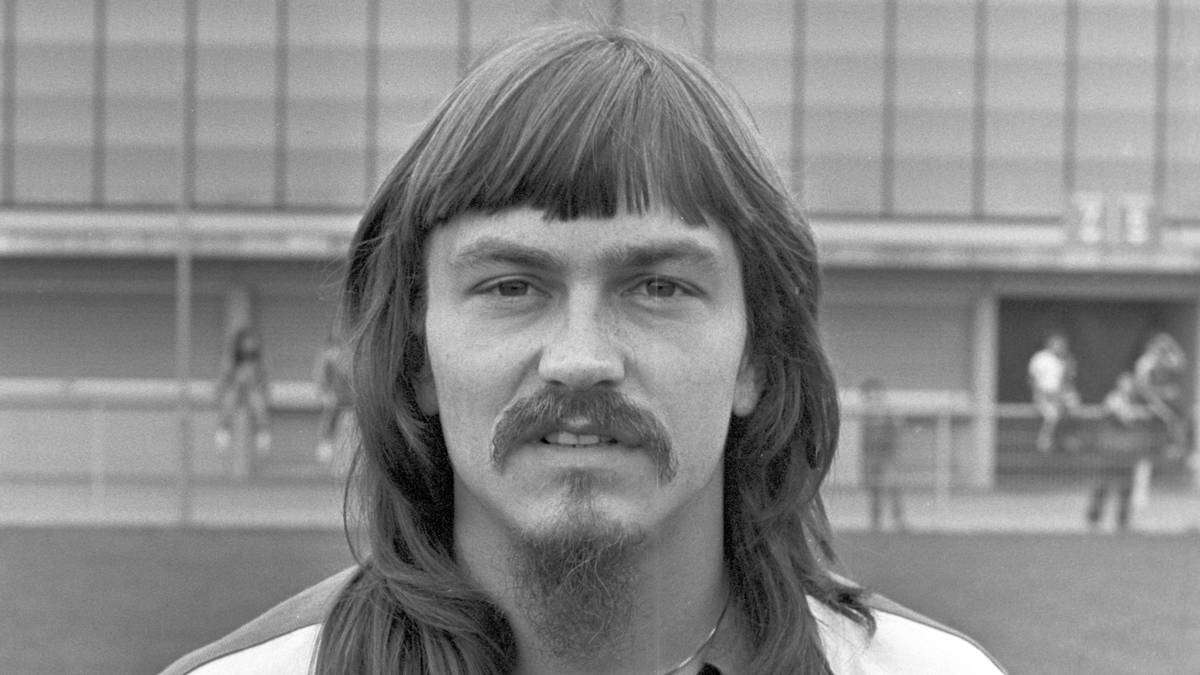 Na erkannt? Ja, das ist Ewald Lienen, der sich in seiner Sturm- und Drangzeit nicht mit einem Einheitslook begnügte