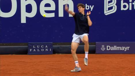 Ben Shelton hat bei den BMW Open in München die Hürde Alexander Blockx genommen. Der Vorjahresfinalist muss sich dabei kräftig strecken.