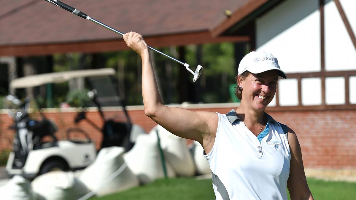 Eingelocht! Die frühere Speerwerferin Steffi Nerius hat Gefühl im Arm. Werfen sollte sie den Schläger aber nicht