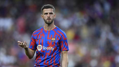 Ex-Barca-Star Miralem Pjanić rechnet bei einem spanischen Radiosender knallhart mit dem ehemaligen Barca-Trainer Ronald Koeman ab. 