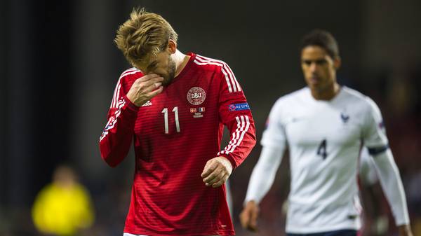 Dänemarks Nationaltrainer setzt Nicklas Bendtner (l.) unter Druck