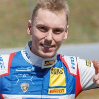 Luca Engstler feiert seinen ersten Sieg in der DTM - in Oschersleben setzt er sich nervenstark durch.