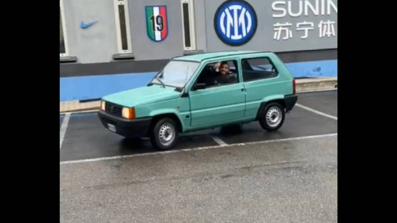 Mit Fiat Panda zum Training: Arturo Vidal fährt mit neuem Flitzer vor