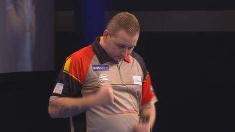 Dimitri van den Bergh gewinnt in der ersten Runde des Darts World Grand Prix gegen Dave Chisnall nach einem spannenden Krimi und sichert sich den Einzug in die zweite Runde.