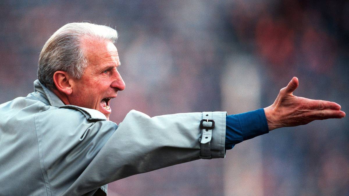 Der Italiener redet sich in seinem gebrochenen Deutsch komplett in Rage. Besonders bekannte Ausschnitte: Was erlauben Strunz? Die waren schwach wie eine Flasche leer. Ich habe fertig!