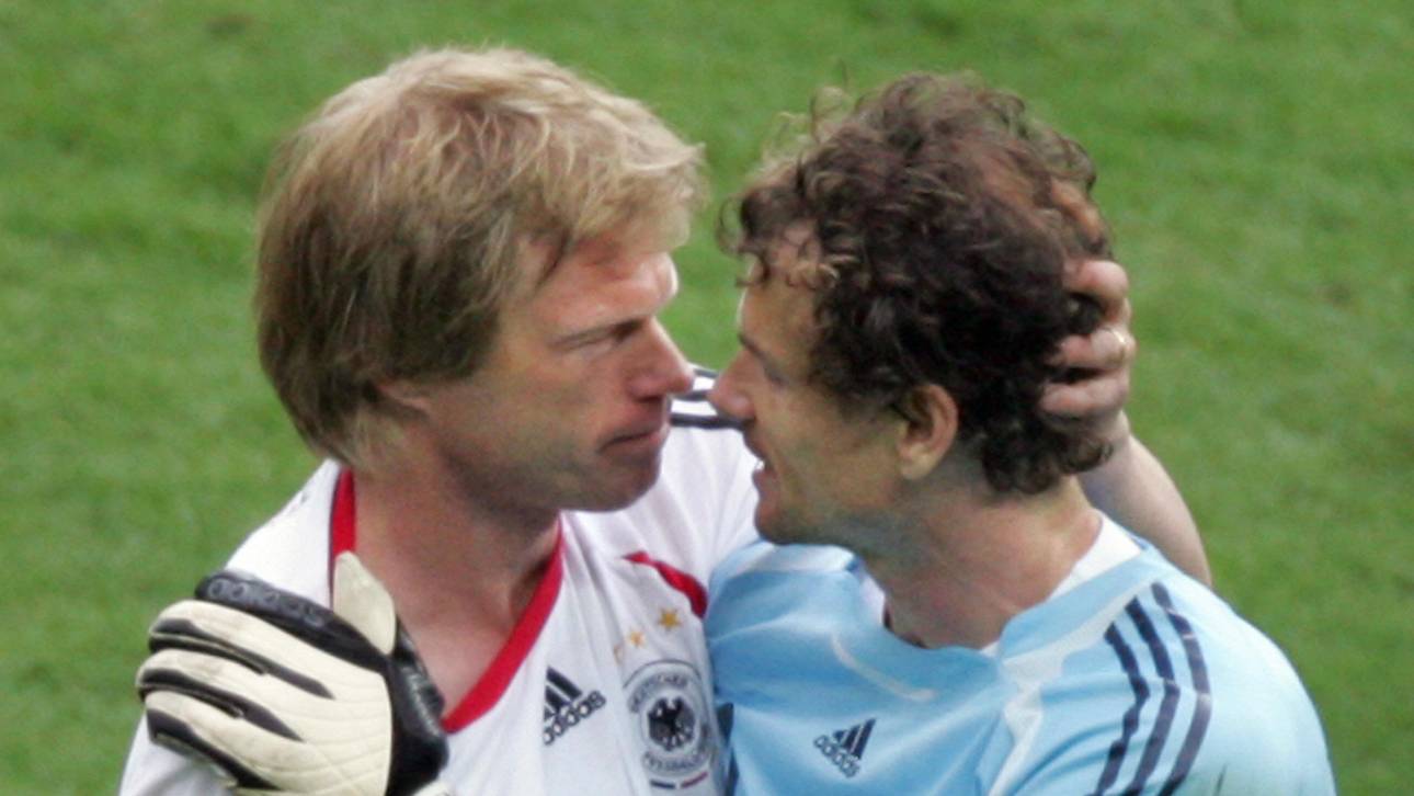 German goalkeeper Jens Lehmann (R) is co Auch nach dem sieg im Elfmeterschießen gratulierte Kahn (l.) seinem Kontrahenten zu seiner Leistung