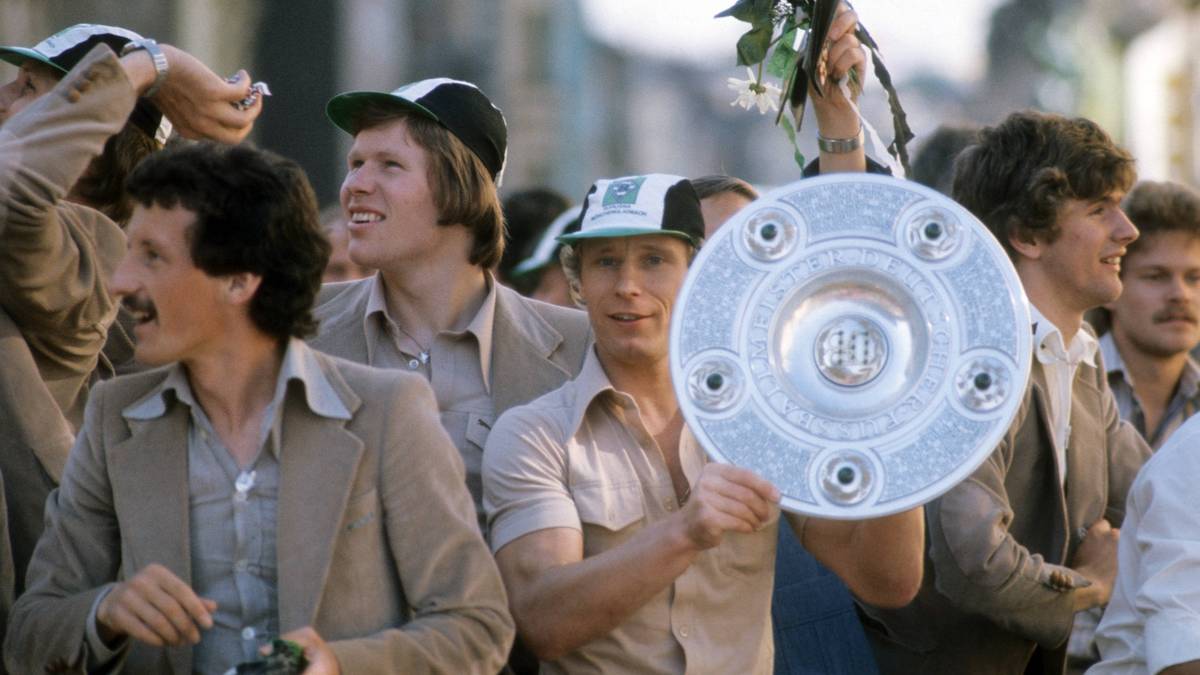 BERTI VOGTS: Der damalige Kapitän der Borussia und auch der Nationalmannschaft machte die Abwehr der Borussia bevorzugt auf der rechten Seite dicht. Welt- und Europameister, fünfmal Meister, zweimal UEFA-Cup-Sieger, einmal DFB-Pokalgewinner und zweimal Fußballer des Jahres. Trotz seiner nur 1,68 Meter Körperlänge ein gefürchteter Zweikämpfer. Nicht der talentierteste, aber mit ungeheurem Biss