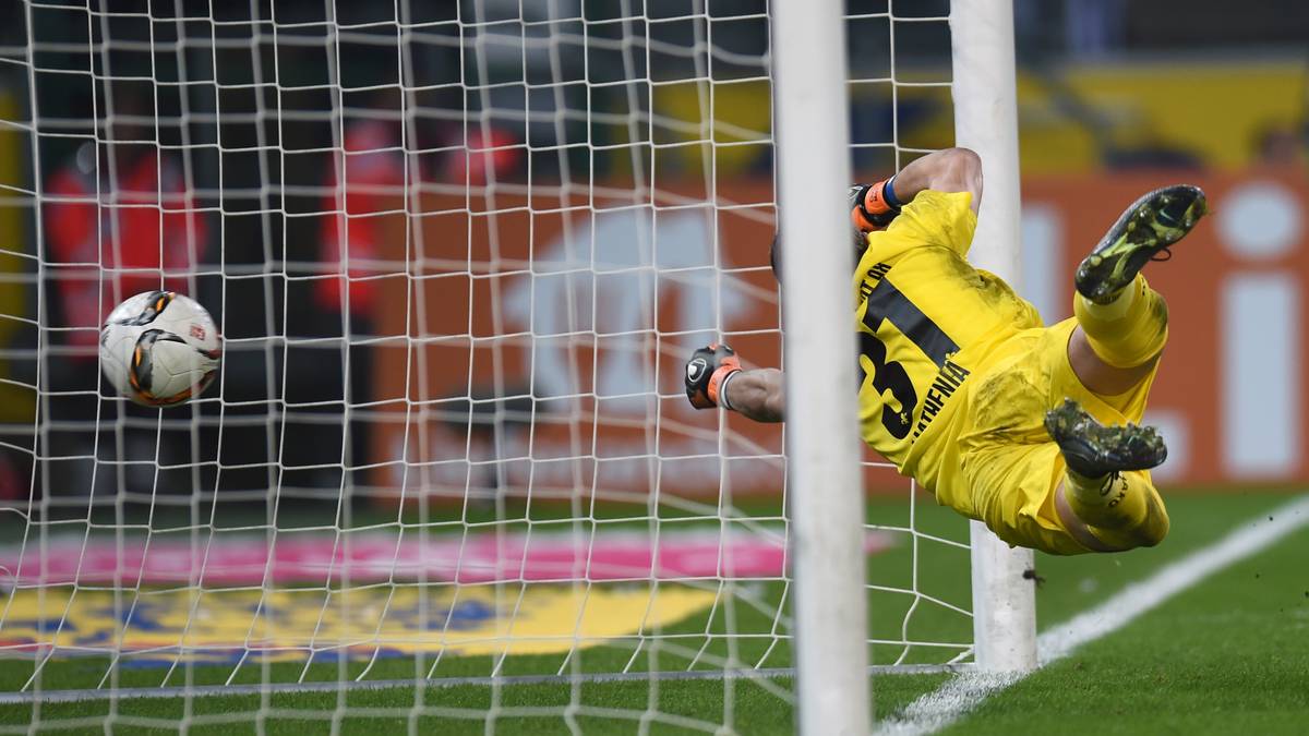 In der 51. Minute dreht Gladbach das Spiel komplett. Havard Nordtveit schießt einen Freistoß von der rechten Seite an der Mauer vorbei direkt ins Tor. Christian Mathenia ist machtlos