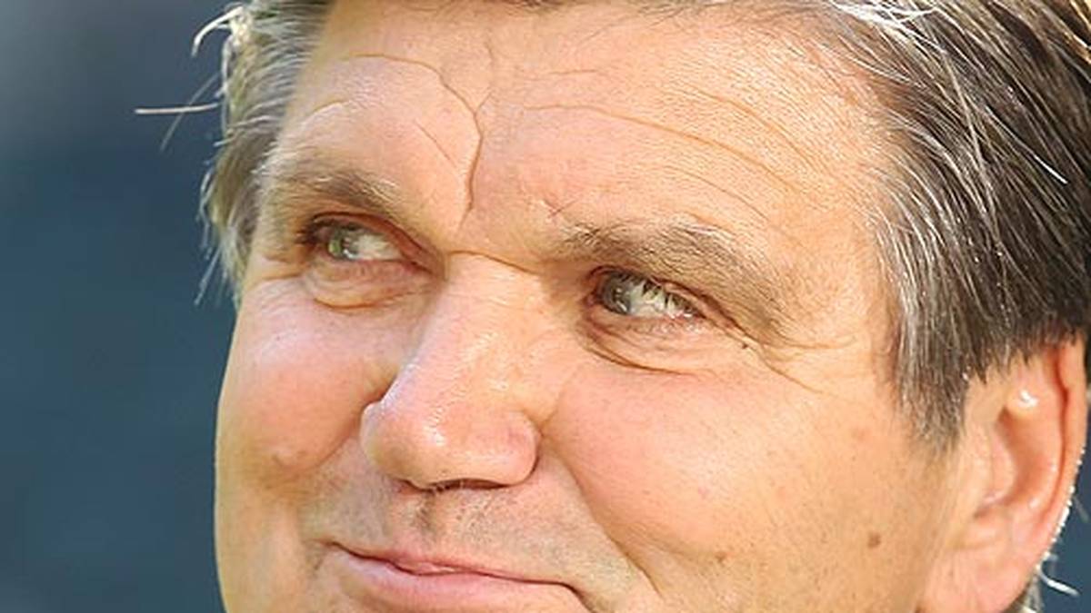 Besonders seine sarkastischen Sprüche gegenüber Journalisten sind nahezu unerreicht. Am 3. November feiert der DFB-Pokal-Sieger mit dem 1. FC Nürnberg seinen 70. Geburtstag. SPORT1 hat die besten Sprüche von Hans Meyer