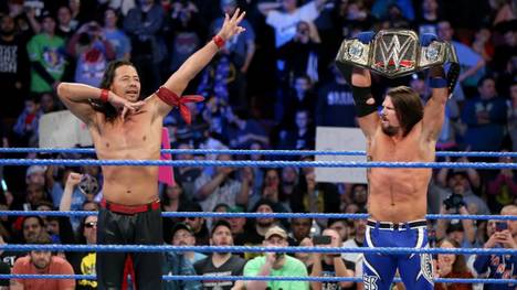 AJ Styles (r.) ist vor dem WrestleMania-Match gegen Shinsuke Nakamura nicht richtig fit