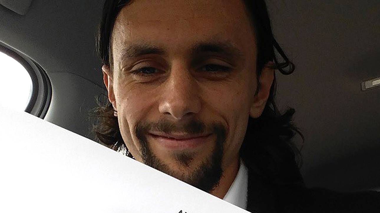 Neven Subotic hält seinen neuen Vertrag in Händen