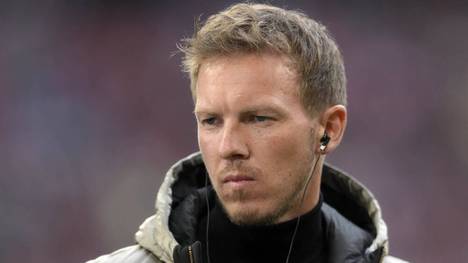 Nach seiner kritisch aufgenommenen Aussage über die Arbeit der Münchner Feuerwehr hat Bayern-Trainer Julian Nagelsmann am Montag eine Feuerwache im Münchner Stadtteil Schwabing besucht. 