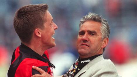 GELSENKIRCHEN, GERMANY - MAY 22:  1.BUNDESLIGA 98/99, FC SCHALKE 04 - EINTRACHT FRANKFURT 2:3, Gelsenkirchen; Jan Age FJOERTOFT, Trainer Joerg BERGER/Frankfurt  (Photo by Tobias Heyer/Bongarts/Getty Images)