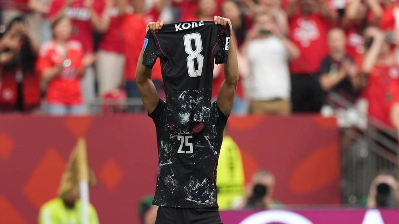 Nathan Saliba reckt das Trikot von Ismael Koné in die Höhe