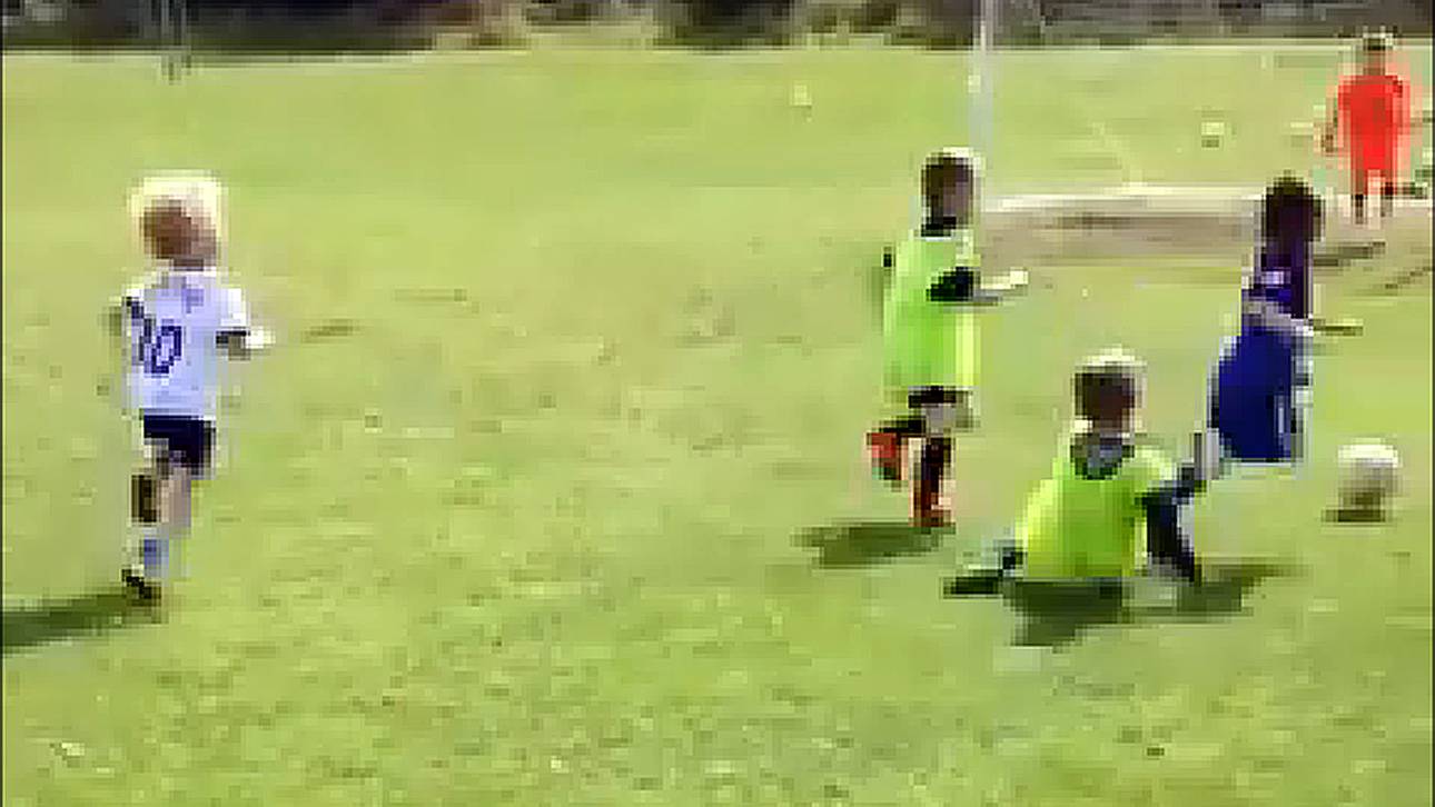 Kind grätscht Gegenspieler weg