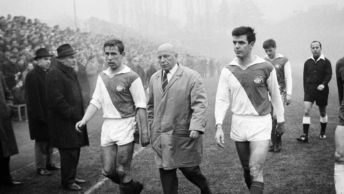 PLATZ 9 - GEORG KNÖPFLE † (65 Jahre, 353 Tage): Zählt zum Trainerstab der Nationalmannschaft bei den Olympischen Spielen 1936 in Berlin. Trainiert anschließend Eintracht Braunschweig bis 1948, bevor er bei SV Arminia Hannover in der Oberliga Nord anheuert. Mit dem HSV gewinnt er von 1949 bis 1953 fünf Meisterschaften in Folge in der Oberliga Nord. Nachdem er mit dem SV Werder Bremen im Jahr 1961 dessen ersten DFB-Pokalsieg feiert, landet er beim 1. FC Köln und damit in der neu gegründeten Bundesliga