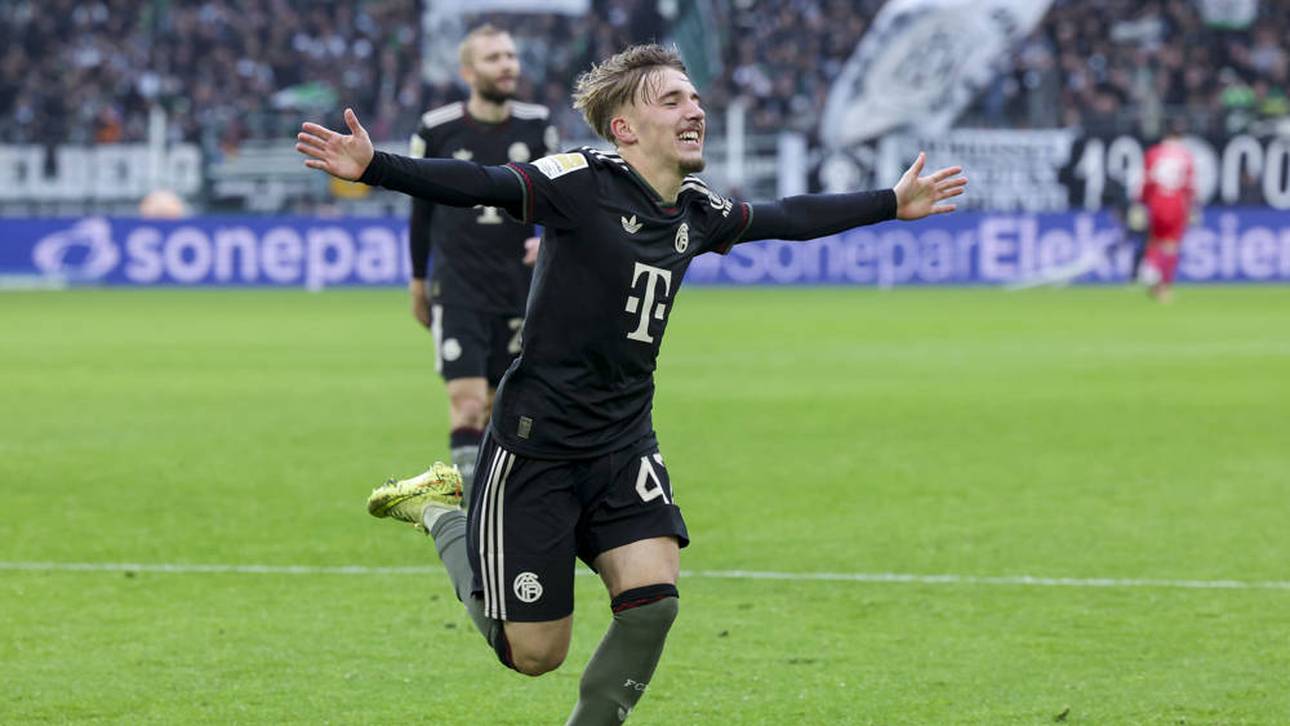 Lennart Karl bejubelt seinen Treffer zum 3:0 in Gladbach