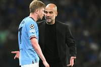 Bleibt er oder geht er? Nach einigen Spekulationen um Kevin De Bruynes Zukunft unterstreicht ManCity-Trainer Pep Guardiolas nun den Verbleib seines Superstars. Gerüchte um einen Fortgang nach Saudi-Arabien zu Al-Ittihad hielten sich zuletzt hartnäckig.