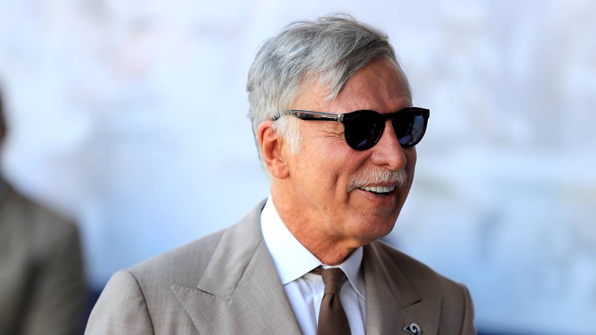 Rund 600 Millionen Euro zahlt er dem Russen Alischer Usmanow für seine Anteile und löst damit den letzten Rivalen aus. Bei den Arsenal-Fans führt das zu purem Entsetzen. Der Unternehmer gilt mit Ex-Coach Arsene Wenger als Hauptschuldiger für den ausbleibenden sportlichen Erfolg