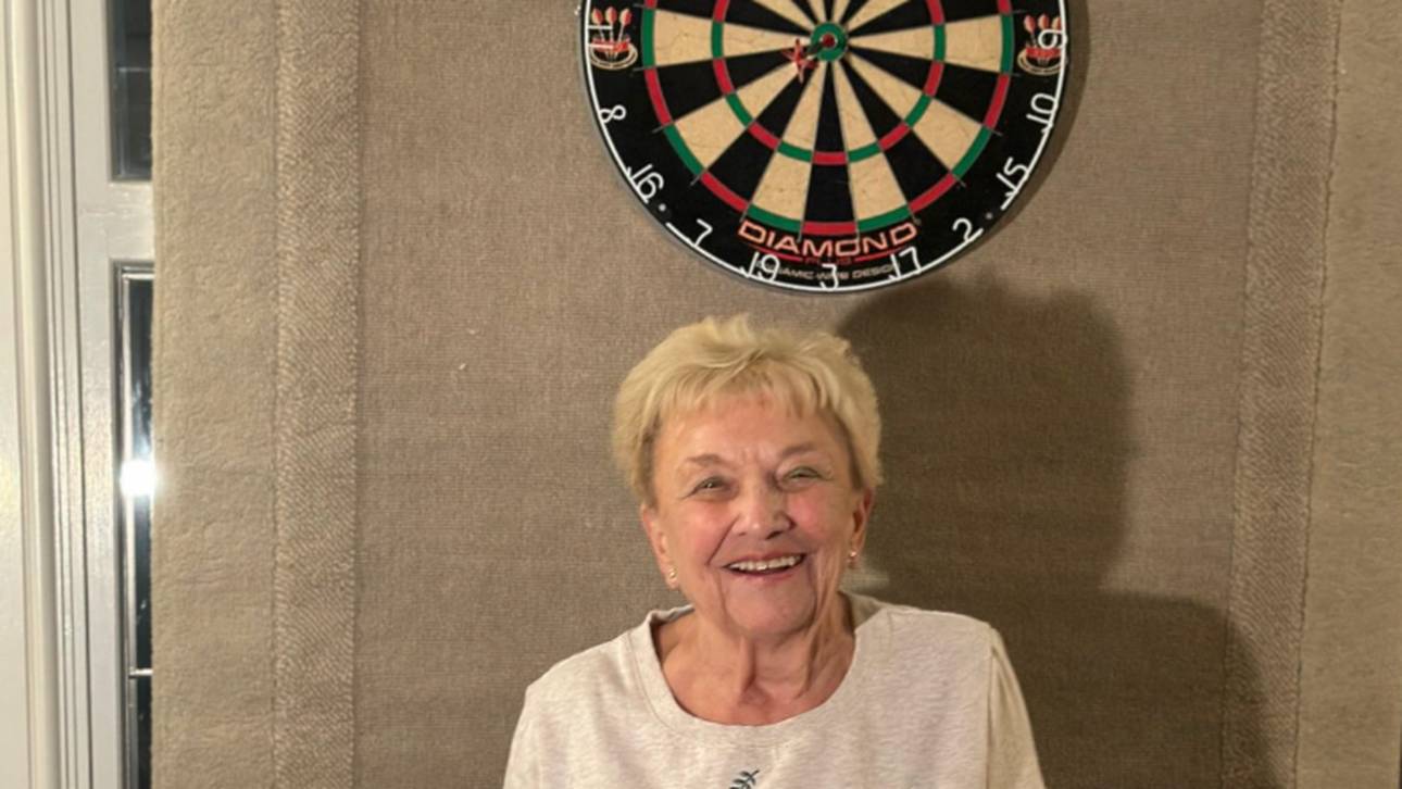 Darts-Oma sorgt für Internet-Wirbel