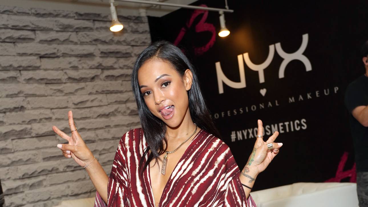 Charmante Begleitung für Depay